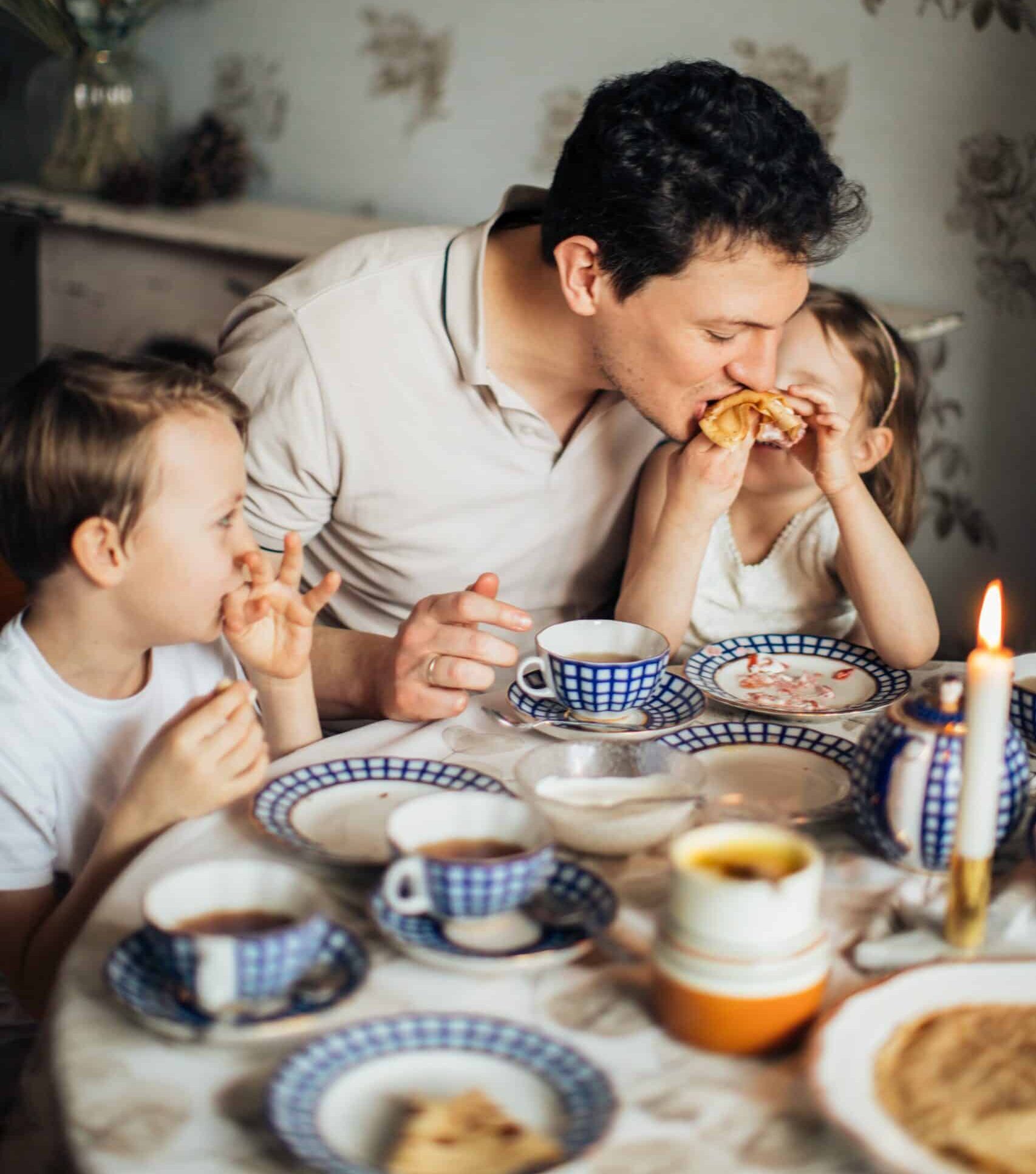 Children and dad eating together.